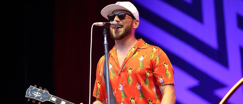 Beatsteaks-Sänger Arnim Teutoburg-Weiß heizt den Fans in der Waldbühne ordentlich ein.