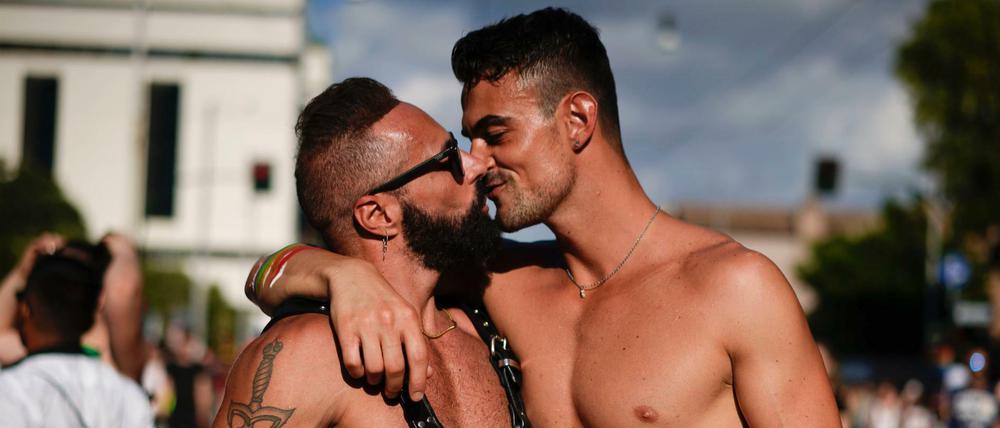Zwei Männer küssen sich während der Gay-Pride-Parade am 9. Juni 2018 in Rom.