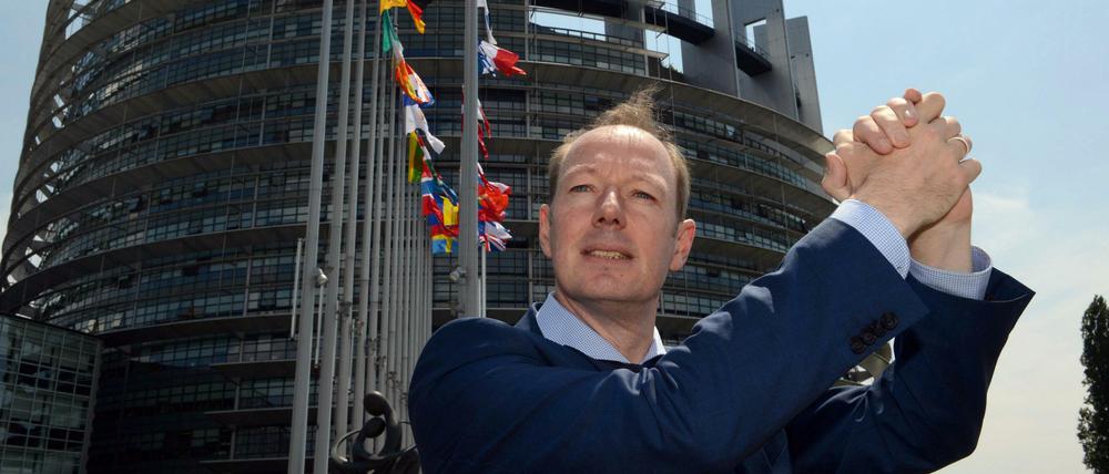 Martin Sonneborn von der Spaßpartei PARTEI in Erfolgspose vor dem Europaparlament. Die Show könnte bald vorbei sein.