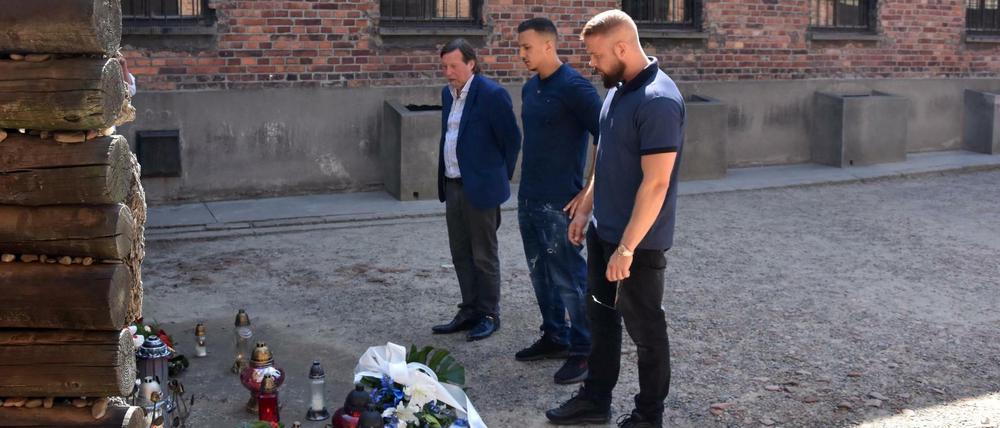Christoph Heubner, Vizepräsident des Internationalen Auschwitz Komitees, Farid Bang und Kollegah in Auschwitz. 