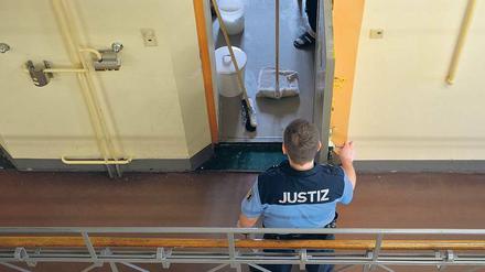 Alles sauber? In den Berliner Justizvollzugsanstalten blüht der Handel mit eingeschmuggelten Waren – auch mit Drogen.