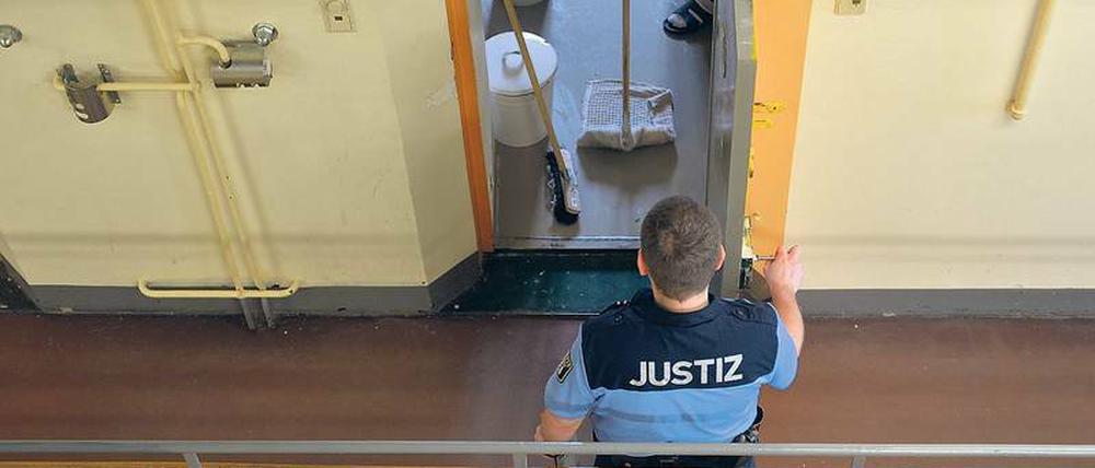 Alles sauber? In den Berliner Justizvollzugsanstalten blüht der Handel mit eingeschmuggelten Waren – auch mit Drogen.