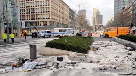Fahrzeugteile nach einem illegalen Autorennen in der Tauentzienstraße. 