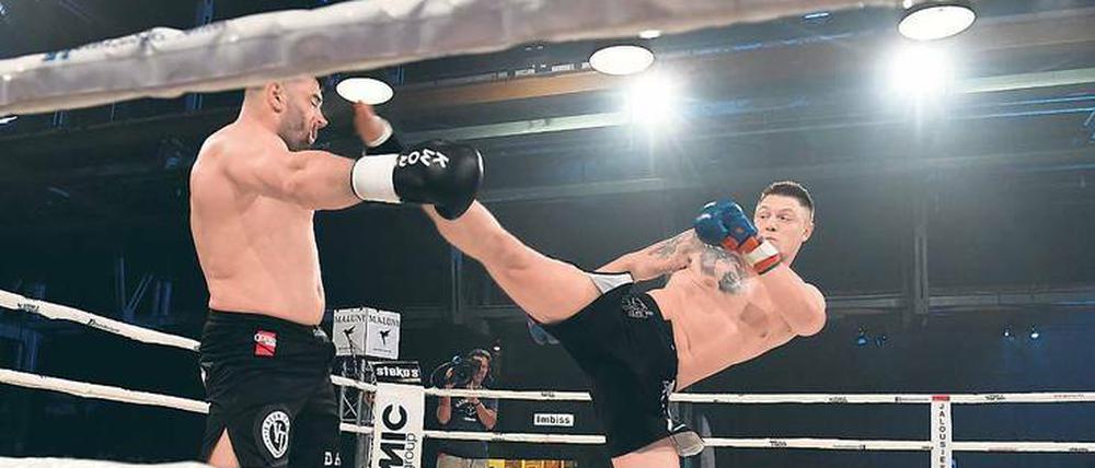 Mit vollem Körpereinsatz. Michael Smolik (r.) ist Weltmeister im Kickboxen, hat aber auch noch andere Talente.