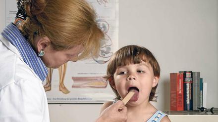 Mandelinfekte sind bei Kindern häufig, Mandel-OPs auch. Werden die Organe früh entfernt, könnte das Auswirkungen auf die spätere Gesundheit haben.