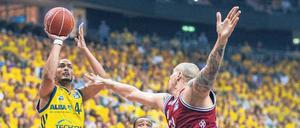 Gelbe Wand. Vor mehr als 13 000 Zuschauern gelingt Stefan Peno (links) und den anderen Alba-Spielern kaum etwas. Die Bayern um Maik Zirbes haben leichtes Spiel.