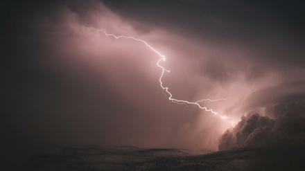 Blitze zucken am Himmel über Hannover.