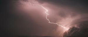 Blitze zucken am Himmel über Hannover.