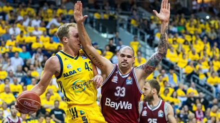 Autsch. An Maik Zirbes (r.) und den Bayern stießen sich Albas Luke Sikma &amp; Co. am Donnerstag ziemlich hart.