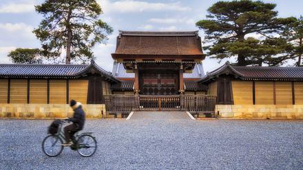 Vor dem alten Kaiserpalast in Kyoto zieht ein einsamer Radler seine Runden.