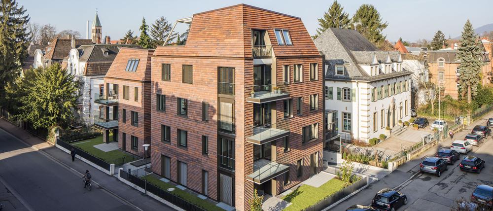In Heidelberg füllen Tegula Villen eine Straßenecke aus, in einem Wohngebiet, das durch gründerzeitlichen Baustil geprägt ist.