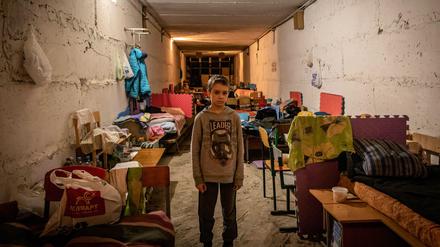 Schutz vor den russischen Bombardements. Dima (8) aus Charkiw lebt mit seiner Familie in einem Bunker.