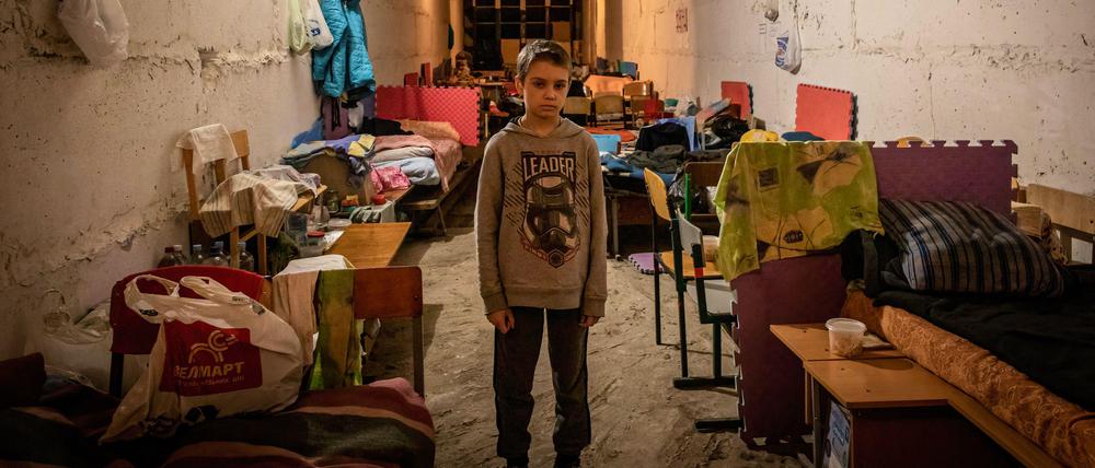 Schutz vor den russischen Bombardements. Dima (8) aus Charkiw lebt mit seiner Familie in einem Bunker.