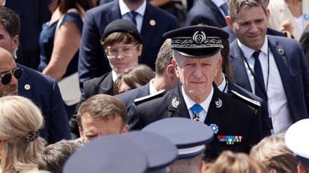 Der Generaldirektor der Polizei, Frédéric Veaux, Frankreich oberster Polizeichef, am Nationalfeiertag 14. Juli auf den Champs-Élysées - er läuft direkt hinter Präsident Emmanuel Macron. 