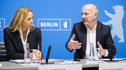 Kai Wegner (CDU), Regierender Bürgermeister von Berlin, spricht neben Barbara Slowik, Polizeipräsidentin in Berlin, bei einer Pressekonferenz im Anschluss an den 3. Gipfel gegen Jugendgewalt im Roten Rathaus. 