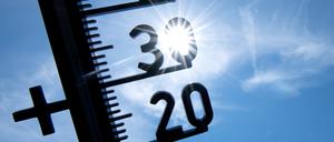Ein Thermometer zeigt Temperaturen über 30 Grad an. In den vergangenen Tagen stiegen in Deutschland die Temperaturen in den Hitzebereich.
