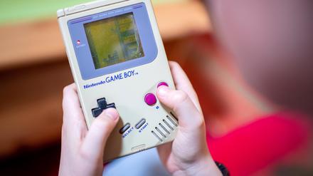 Minikonsole mit Minibildschirm: Gameboys wurden mit Tetris ausgeliefert.