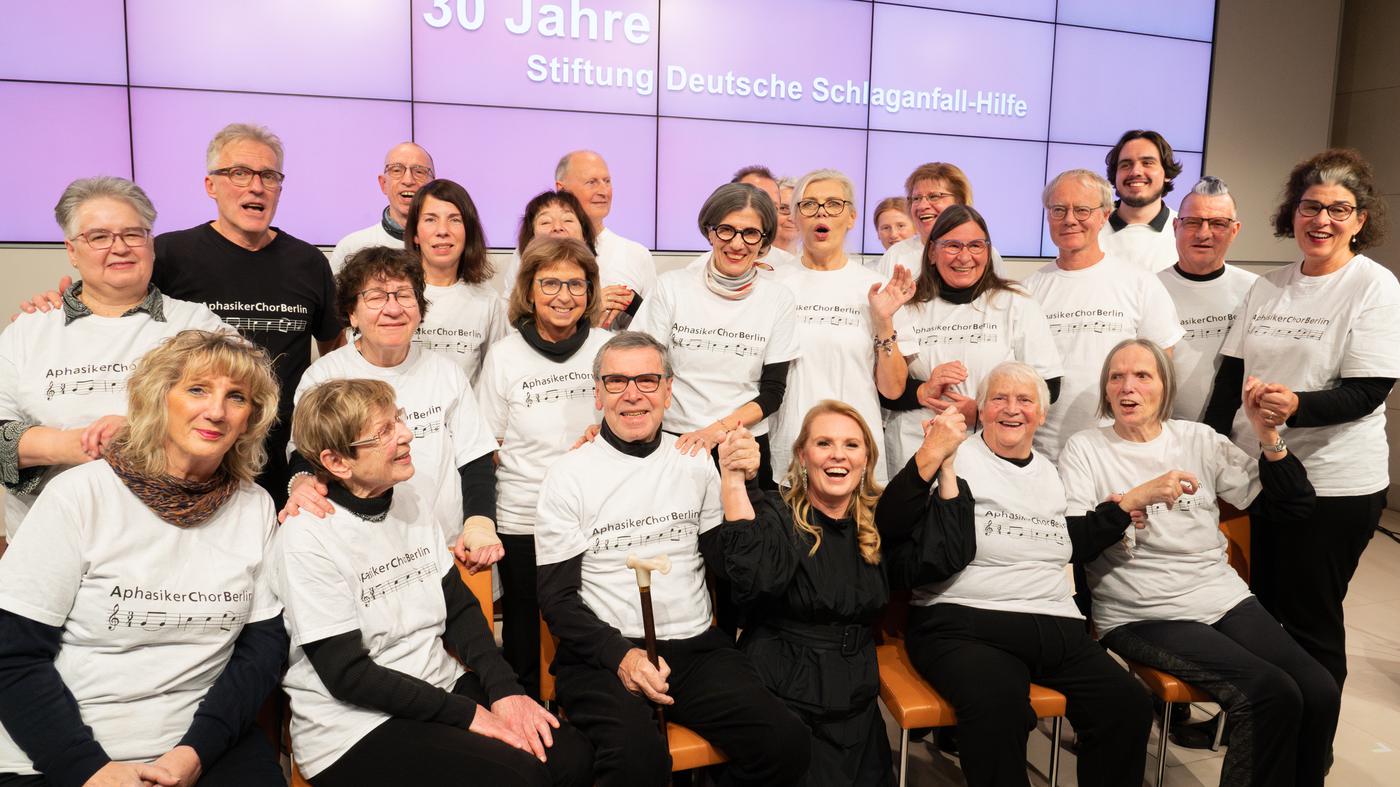 30 years of German Stroke Aid: Patricia Kelly sings with a patient choir in Berlin