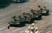 Ein ikonisches Foto: Ein Mann stellt sich am Tiananmen einem Konvoi von Panzern entgegen.