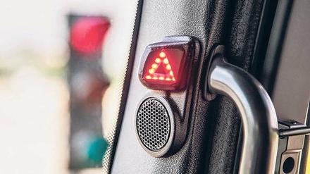 Lastwagenfahrer werden durch Abbiegeassistenzsysteme gewarnt.