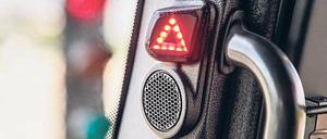 Lastwagenfahrer werden durch Abbiegeassistenzsysteme gewarnt.