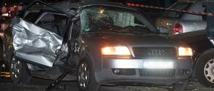 Der zerstörte Fluchtwagen in Berlin-Charlottenburg