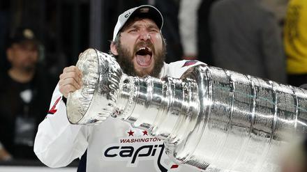 Der Mann und das Silber. Alexander Owetschkin mit dem Stanley Cup.