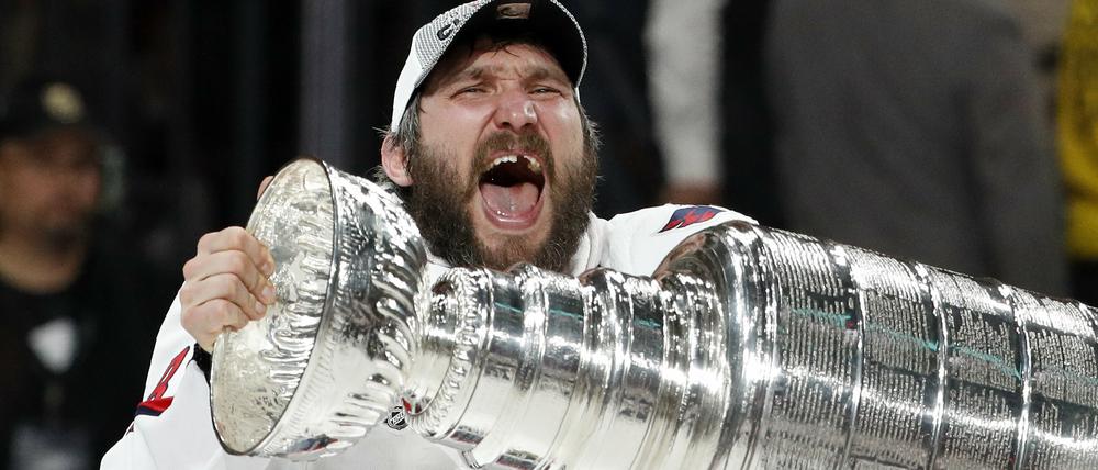 Der Mann und das Silber. Alexander Owetschkin mit dem Stanley Cup.