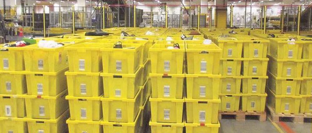 Fertig für den Schrott. Palettenweise vernichtet Amazon offenbar neuwertige Ware - nicht nur Kleidung, sondern auch Elektrogeräte, Möbel oder Matratzen. 