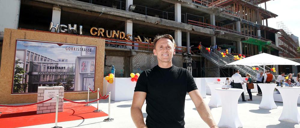 Harald Huth bei der Grundsteinlegung für ein neues Karstadt-Kaufhaus in Tegel.