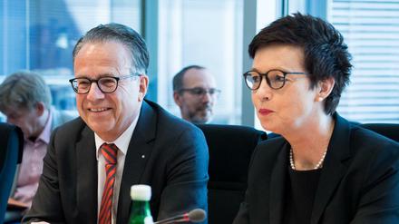 Jutta Cordt, Präsidentin des Bamf, sowie ihr Amtsvorgänger Frank-Jürgen Weise am Freitag in Berlin.