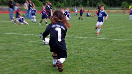 Kinder bei einem Jugend-Fußballturnier (Symbolbild)