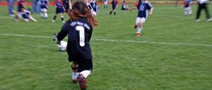 Kinder bei einem Jugend-Fußballturnier (Symbolbild)