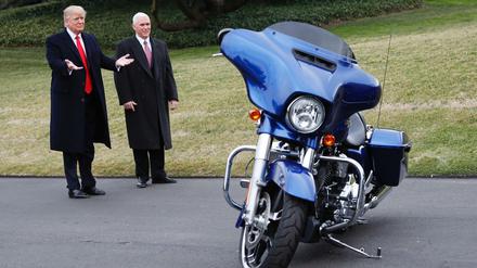 US-Präsident Donald Trump und sein Vizepräsident Mike Pence bewundern eine Harley Davidson. Die EU hat angedroht, den Import der US-Motorräder mit hohen Zöllen zu belegen.