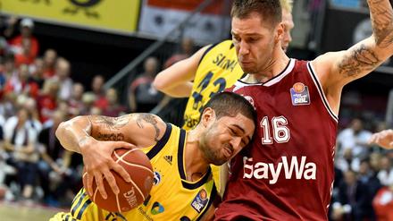 Stefan Jovic (r.) vom FC Bayern versucht Peyton Siva von Alba Berlin auf dem Weg zum Korb zu behindern. 