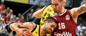 Stefan Jovic (r.) vom FC Bayern versucht Peyton Siva von Alba Berlin auf dem Weg zum Korb zu behindern. 