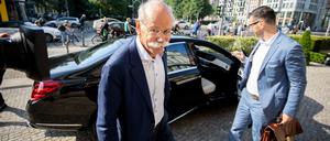 Daimler-Vorstandschef Dieter Zetsche vor dem Bundesverkehrsministerium in Berlin