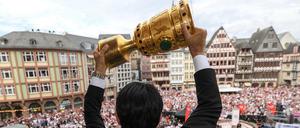 Der DFB-Pokal ist derzeit im Besitz von Eintracht Frankfurt. Im August geht die neue Saison los.