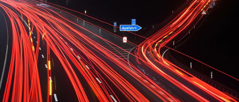 Leuchtspuren von PKW und LKW auf der Autobahn A2 in der Region Hannover