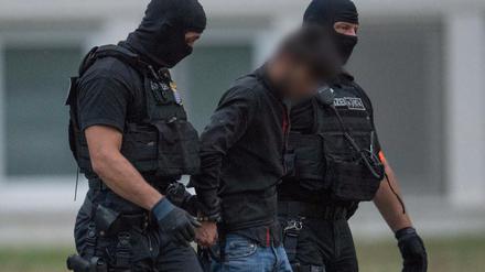 Ali B., der Tatverdächtige im Todesfall Susanna, wird von Beamten ins Polizeipräsidium Westhessen gebracht.