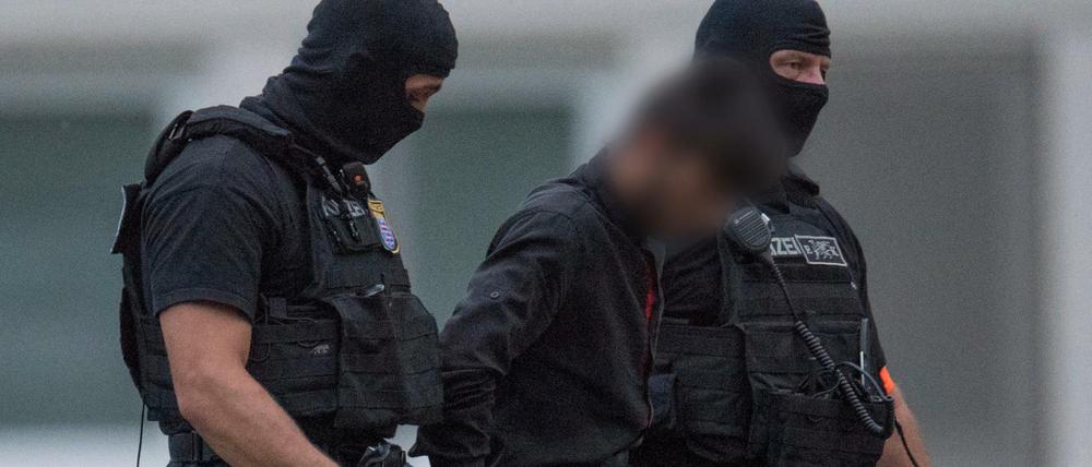 Ali B., der Tatverdächtige im Todesfall Susanna, wird von Beamten ins Polizeipräsidium Westhessen gebracht.