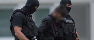 Ali B., der Tatverdächtige im Todesfall Susanna, wird von Beamten ins Polizeipräsidium Westhessen gebracht.