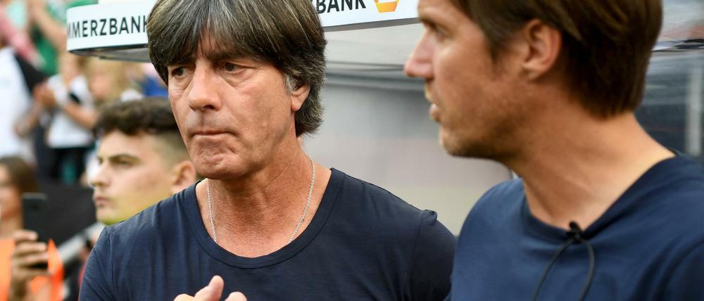 Joachim Löw und Assistenztrainer Thomas Schneider.