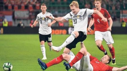 Bloß nicht stolpern. Deutschlands Nationalspieler Julian Brandt (Nr. 20) und Co. peilen gegen Saudi-Arabien einen Sieg an.