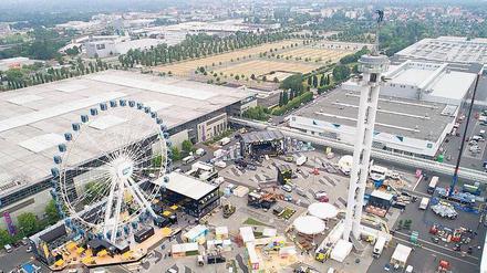 Konzept gedreht. Auch die Cebit-Aussteller setzen auf Showelemente, so baut SAP ein Riesenrad auf. 