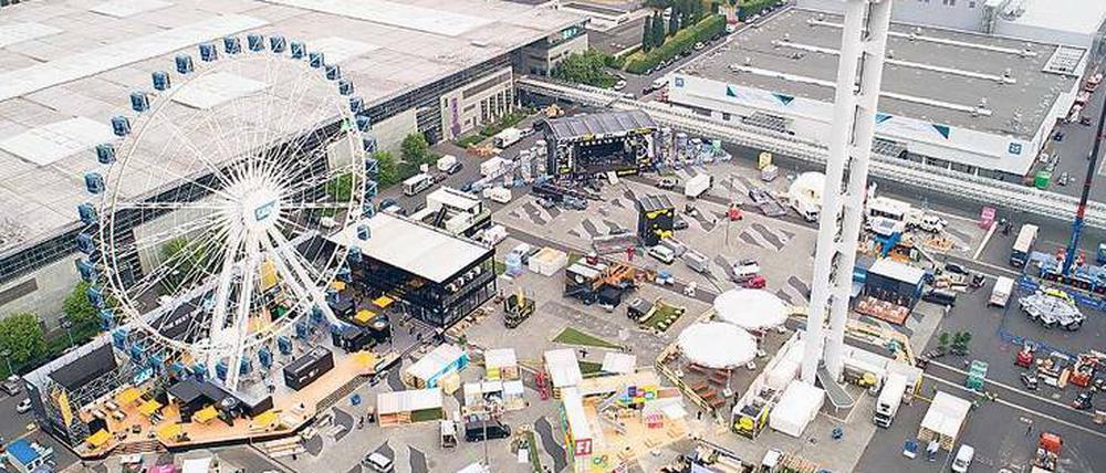 Konzept gedreht. Auch die Cebit-Aussteller setzen auf Showelemente, so baut SAP ein Riesenrad auf.
