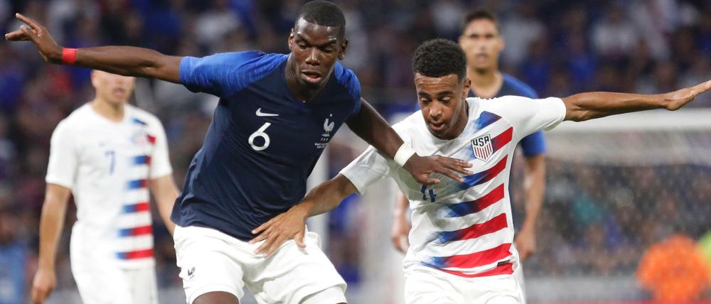 Frankreichs Paul Pogba (l.) im Zweikampf mit Tyler Adams. 