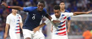 Frankreichs Paul Pogba (l.) im Zweikampf mit Tyler Adams. 