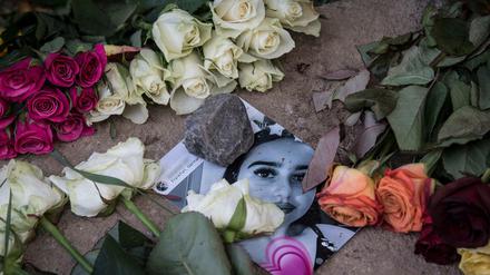 Blumen und ein Foto in der Nähe des Leichenfundortes von Susanna F.