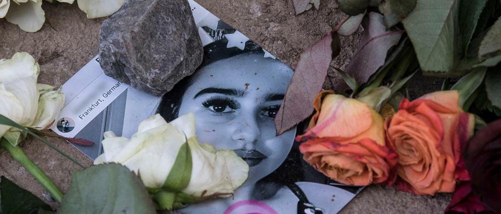 Blumen und ein Foto in der Nähe des Leichenfundortes von Susanna F. 